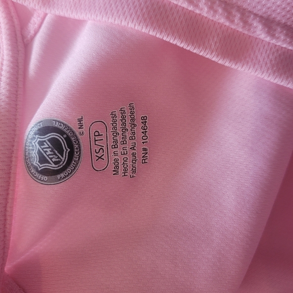 NHL Pink V-Neck Short Sleeve Top Montreal Canadians XS - Picture 4 of 4